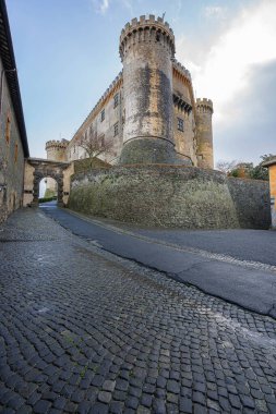 İtalya 'nın Lazio kentindeki Bracciano kasabasındaki ortaçağ kalesine bakın.
