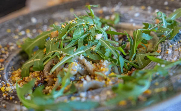 Kurutulmuş domatesli ev yapımı makarna roka ve özel soslu tasarım tabağı, seçici odaklı.