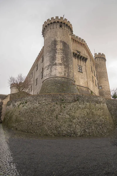 İtalya 'nın Lazio kentindeki Bracciano kasabasındaki ortaçağ kalesine bakın.