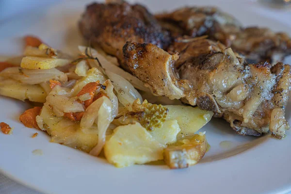 Imagen Cerdo Horno Con Patatas Verduras Plato Blanco Enfoque Selectivo — Foto de Stock