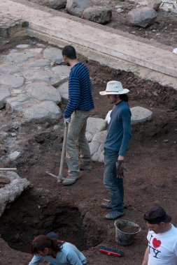 Roma, İtalya - 24 Mart 2011, Öğrenci Arkeologlar İtalya 'nın Trajan kemeri yakınlarında Roma' da kazı çalışmaları yaptılar