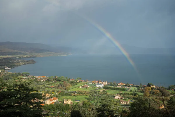 Landschappelijk Landschap Met Meer Bracciano Een Regenboog Italië — Stockfoto