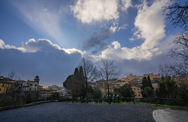 Nubes Escénicas Sobre Ciudad Bracciano Lazio Italia — Foto de Stock