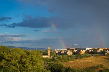 Roma, İtalya 'da gökkuşağı ve eski kaleli güzel bir manzara.