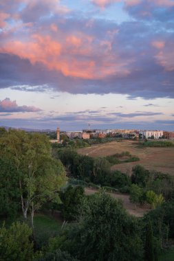 Pembe bulutlu günbatımı manzarası ve İtalya 'da Roma' da eski bir şato
