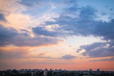 Roma 'da gün batımında bulutlu gökyüzü