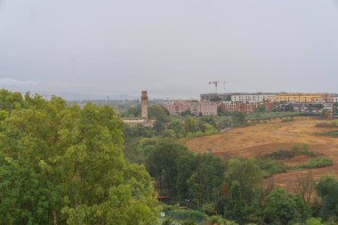 Yağmur üstüne Roma manzarası, bulutlu havada saf parlak renkler, İtalya
