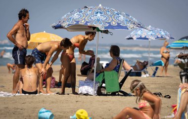 Bufalara, İtalya - 26 Ağustos 2020, maskesi olmayan ve İtalya 'nın Bufalara plajında sosyal mesafeyi korumayan bir kalabalık. Koronavirüsün ikinci dalgası (covid19)