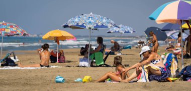 Bufalara, İtalya - 26 Ağustos 2020, maskesi olmayan ve İtalya 'nın Bufalara plajında sosyal mesafeyi korumayan bir kalabalık. Koronavirüsün ikinci dalgası (covid19)