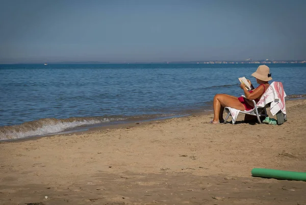 Bufalara Italy August 2020 Woman Sitting Bufalara Beach Hat Covering — Stock Photo, Image