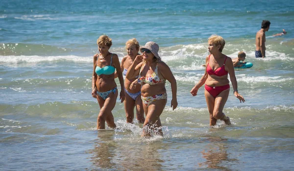 Bufalara Italien Augusti 2020 Grupper Kvinnor Stranden Utan Masker Inte — Stockfoto