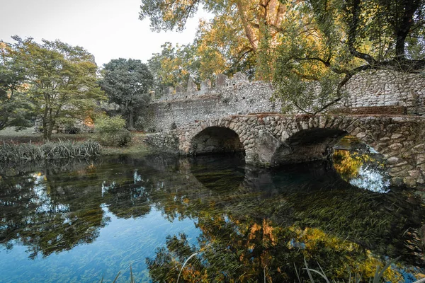 Εικόνα Πέτρινης Γέφυρας Καμάρες Και Αντανάκλαση Στο Νερό Στους Κήπους — Φωτογραφία Αρχείου