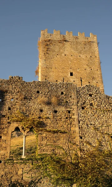 Imagen Ruinas Del Antiguo Castillo Cisterna Latina Atardecer Italia —  Fotos de Stock