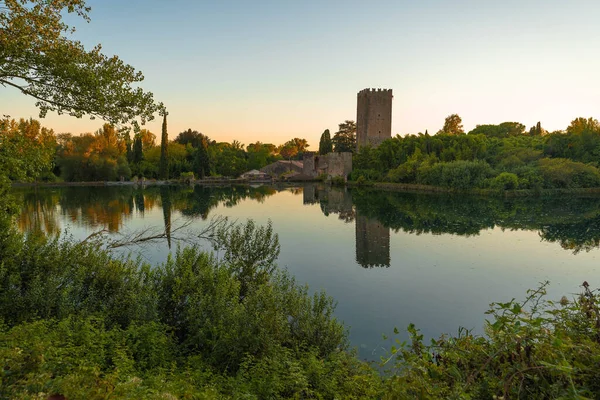 Beeld Van Rivier Reflecties Bij Zonsondergang Nymph Gardens Provincie Latina — Stockfoto