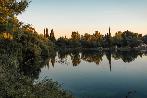 Obraz Rzeki Refleksje Zachodzie Słońca Nymph Gardens Prowincji Latina Włoszech — Zdjęcie stockowe