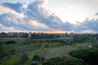 Roma, İtalya 'da gün batımında bulutlu manzara