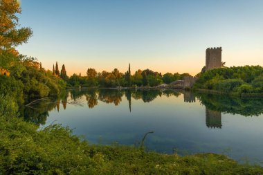 İtalya 'nın Latin bölgesinde günbatımında nehir ve yansımaların görüntüsü