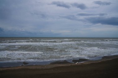 İtalya 'nın Lazio şehrinde Marina di San Nicola' da deniz manzarası bulutlu.