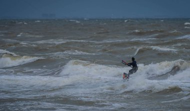 İtalya 'daki Marina di San Nicola plajındaki fırtınalı denizde tanınmayan bir mutant görüntüsü.
