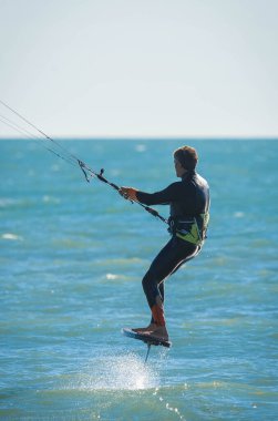 İtalya 'daki Marina di San Nicola plajında güneşli bir havada tanınmayan bir mutant görüntüsü.