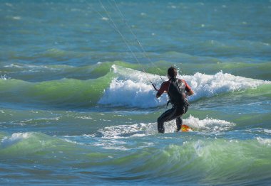 İtalya 'daki Marina di San Nicola plajında güneşli bir havada tanınmayan bir mutant görüntüsü.