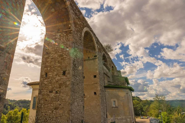 Stralen Van Zon Door Boog Van Aquaduct Bij Ingang Van — Stockfoto