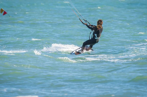 Bild Eines Einsamen Unkenntlichen Kiters Bei Sonnigem Wetter Strand Von — Stockfoto