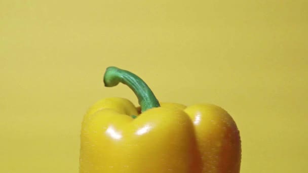 关闭旋转甜椒在黄色背景 — 图库视频影像