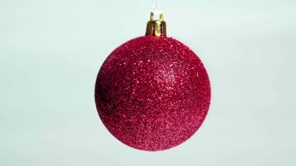 Décor de Noël boule rouge sur fond blanc. Espace de copie 