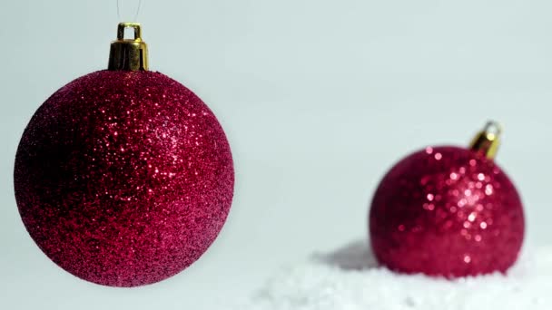 Decoración Navidad Dos Bolas Rojas Una Nieve Otra Balanceándose Sobre — Vídeo de stock