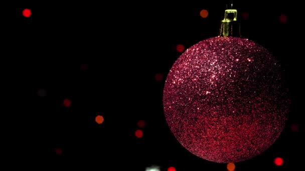 Decorazione Natale Palla Rossa Sopra Bokeh Azzurrato Ghirlanda Sullo Sfondo — Video Stock