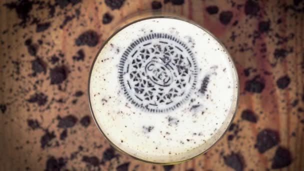 Oreo Kekse Mit Krümeln Die Milchglas Versinken Leitartikel — Stockvideo