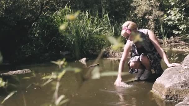 Menina bonita está brincando com o rio — Vídeo de Stock