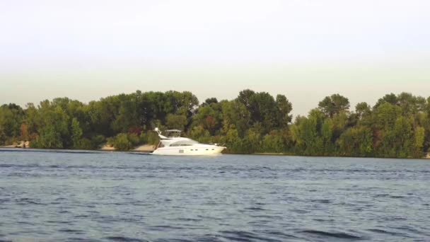Моторний човен подорожує по річці — стокове відео