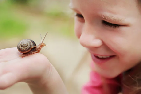 Menina segurando caracóis em sua mão — Fotografia de Stock