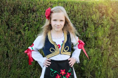 Geleneksel kıyafetler giyen Sırp kız, ulusal kostüm, Sırbistan kimlik kültürü.