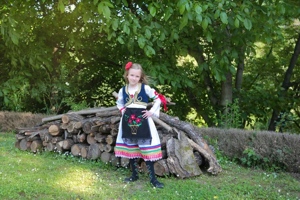 Ragazza serba in abiti tradizionali, costume nazionale, cultura dell'identità della Serbia . — Foto Stock