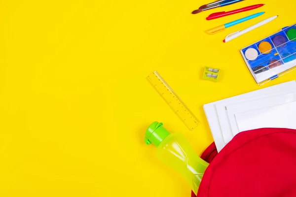 Verschiedene bunte Schulmaterialien auf gelbem Hintergrund. zurück zum Schulverkauf, Knallkonzept — Stockfoto