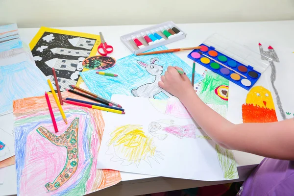 Çocuğun elleri. Kalemlerle küçük solak çocuk çizimi. Üst görünüm, eğitim boyama, çizim konsepti. — Stok fotoğraf