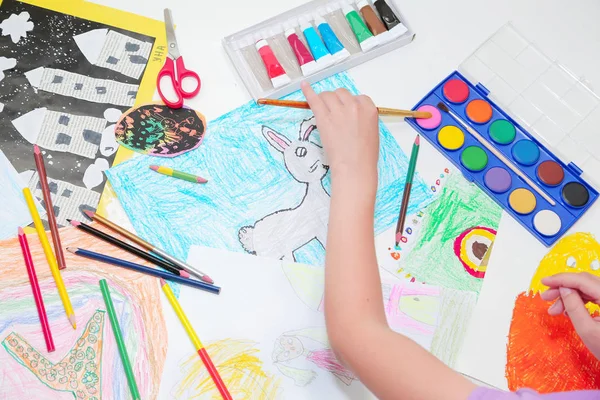 Çocuğun elleri. Kalem ve fırça ile küçük çocuk çizim. Üst görünüm, eğitim boyama, çizim konsepti. — Stok fotoğraf