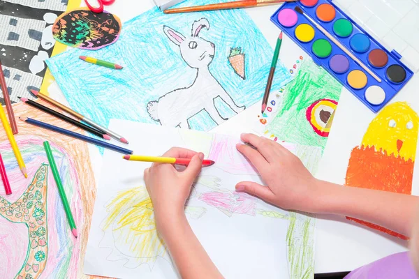 Çocuğun elleri. Kalemlerle küçük solak çocuk çizimi. Üst görünüm, eğitim boyama, çizim konsepti. — Stok fotoğraf