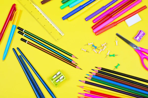 Verschiedene bunte Schulmaterialien auf gelbem Hintergrund. zurück zum Schulverkauf, Knallkonzept — Stockfoto