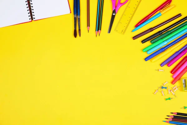 Buntstifte mit Kopierraum auf gelbem Hintergrund, Bildung zurück in die Schule, Verkauf, Einkaufskonzept. — Stockfoto