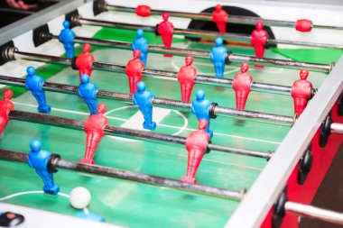 Langırt maçı oynayan çocuk ellerinin detayları. Futbol oyunu, arkadaşlar rekreasyon