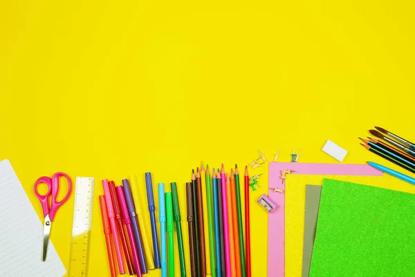 Diversi rifornimenti colorati scuola su sfondo giallo. Ritorno alla vendita a scuola, concetto di sopping. Copia spazio — Foto Stock