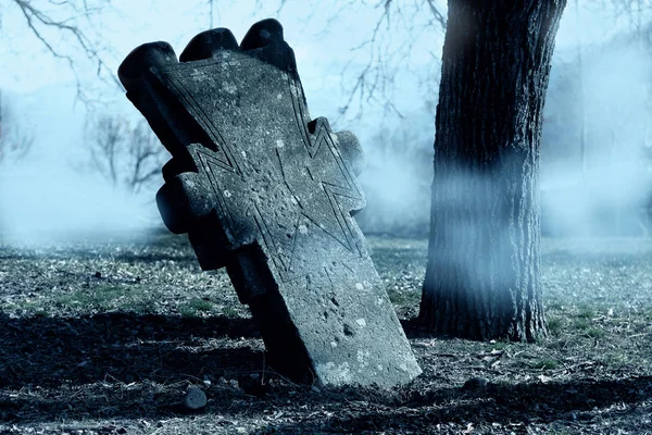 Horror espeluznante cementerio de Halloween con niebla. Halloween concepto de noche de miedo . — Foto de Stock