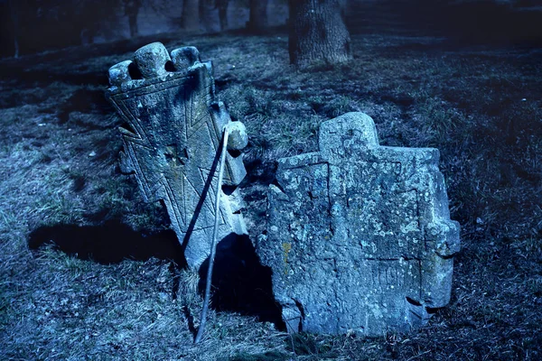 Horror espeluznante cementerio de Halloween con niebla. Halloween concepto de noche de miedo . —  Fotos de Stock