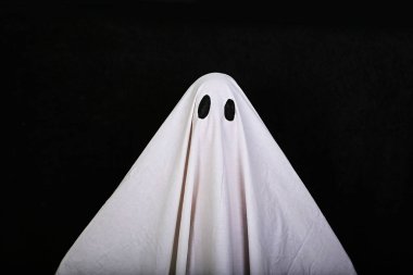 Siyah arka plandaki Beyaz Hayalet. Cadılar Bayramı tatil partisi.