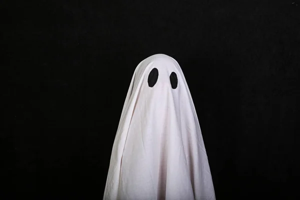 Fantasma blanco sobre fondo negro. Fiesta de Halloween . — Foto de Stock