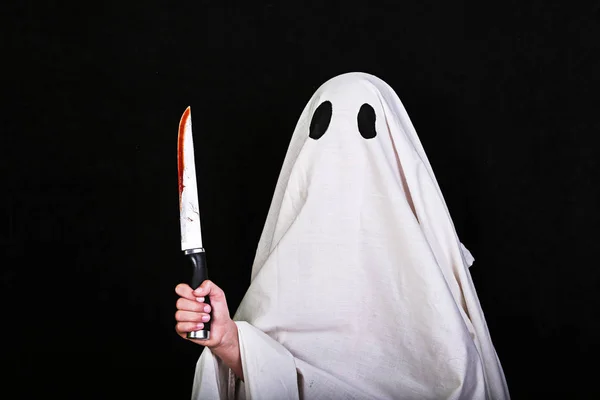 Vit spöke med en kniv i blod på svart bakgrund. Halloween julfest. — Stockfoto